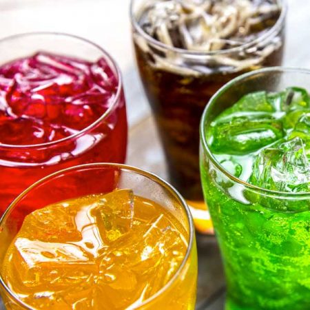 verres de sodas rouge, orange, vert et brun avec glaçons